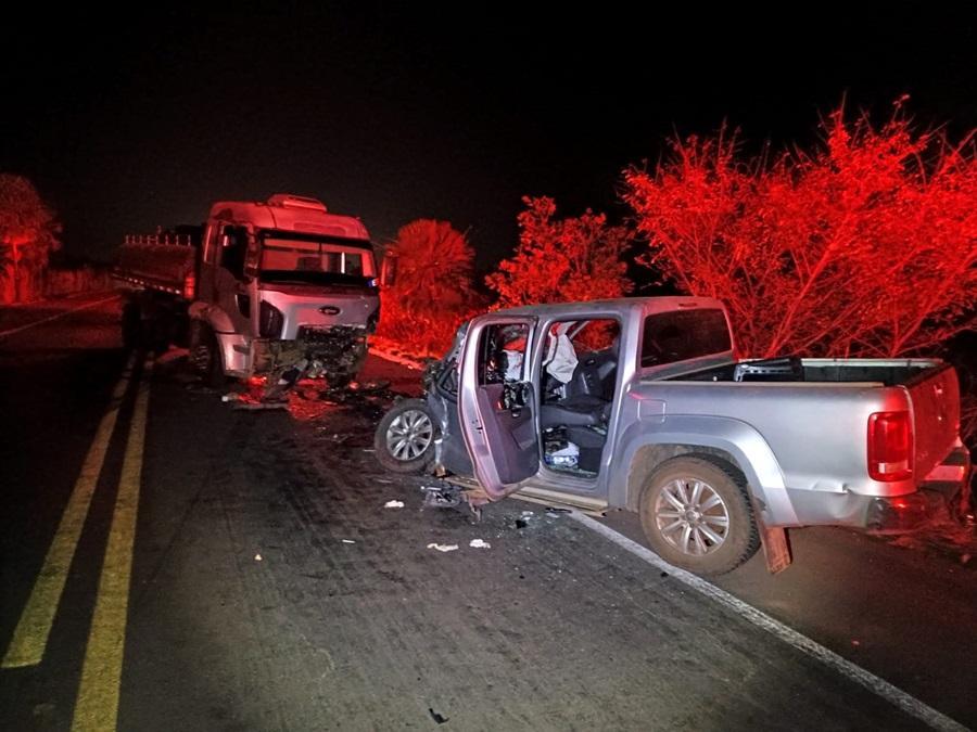 O policial conduzia a picape quando bateu de frente com o caminhão