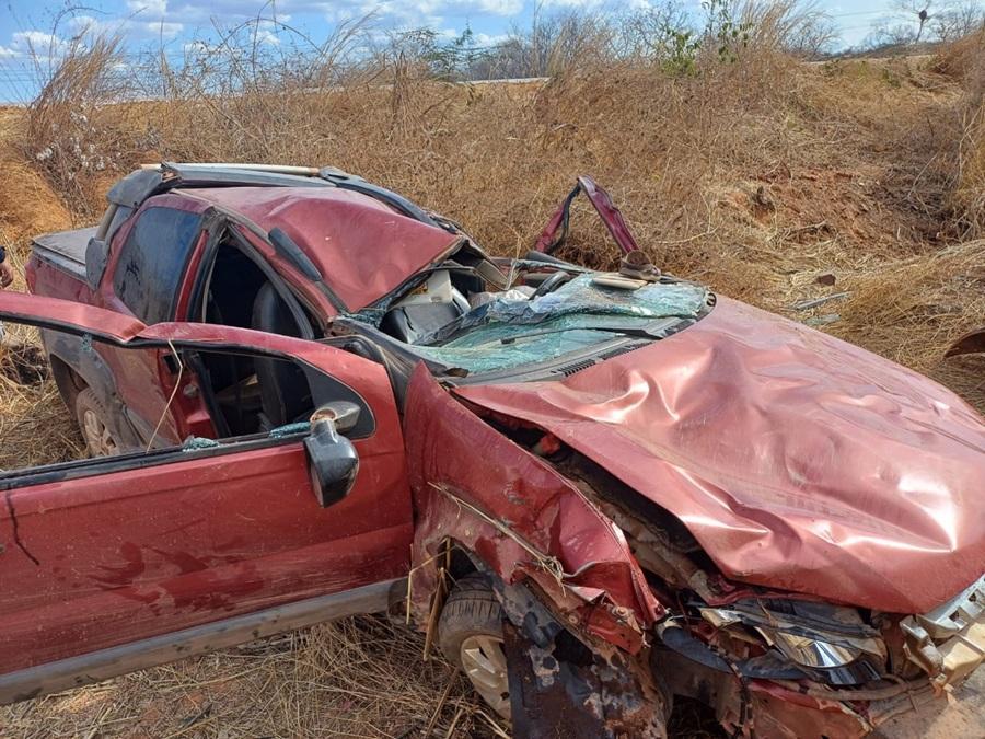 Fiat Strada ficou completamente destruído após o capotamento