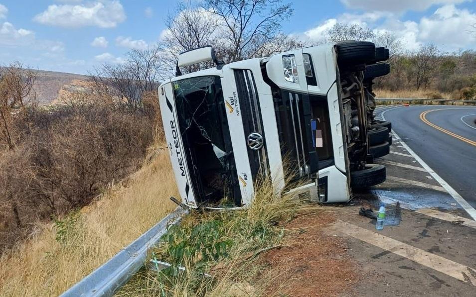 O caminhão tombou em um trecho conhecido como 'Ladeira de Fátima’