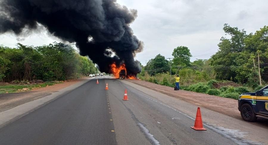 Ônibus da empresa Guanabara pega fogo em Teresina