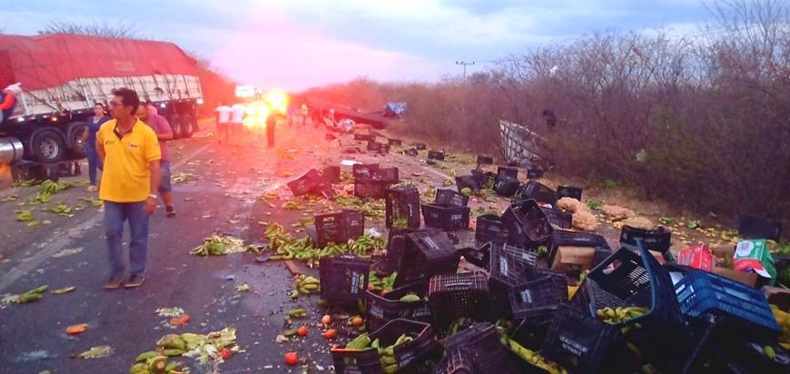 A carga de frutas ficou totalmente espalhada na rodovia