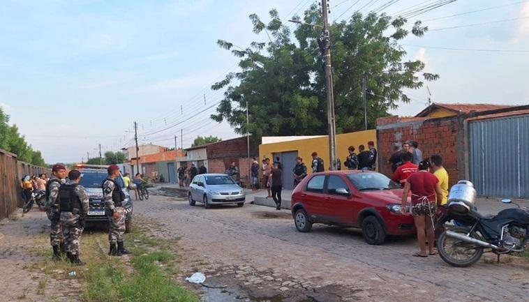 Curiosos se aglomeram no local onde ocorreu o crime