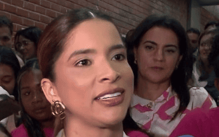 Tatiana Medeiros, em coletiva de imprensa
