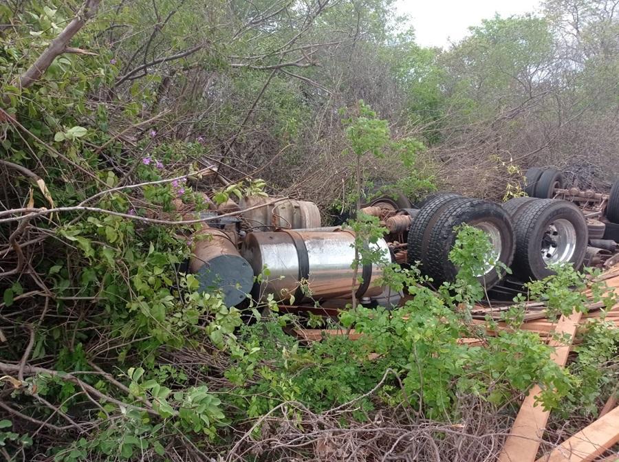Carreta carregada de madeira saiu da pista e capotou na BR-402, em Luís Correia