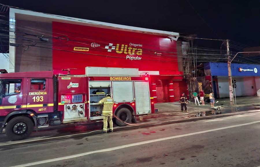 Corpo de Bombeiros usou um caminhão-tanque para apagar as chamas