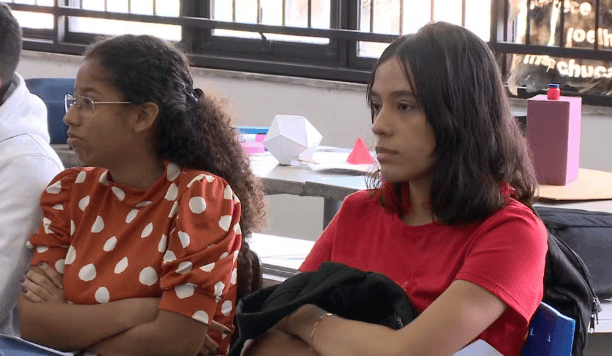 UFPI não disponibiliza intérprete de libras para aluna surda e colegas fazem vaquinha para pagar profissional