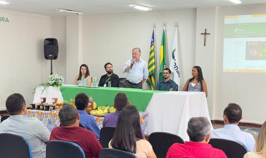 Lideranças políticas e representantes de associações e cooperativas de agricultores familiares fazem capacitação para o PAA
