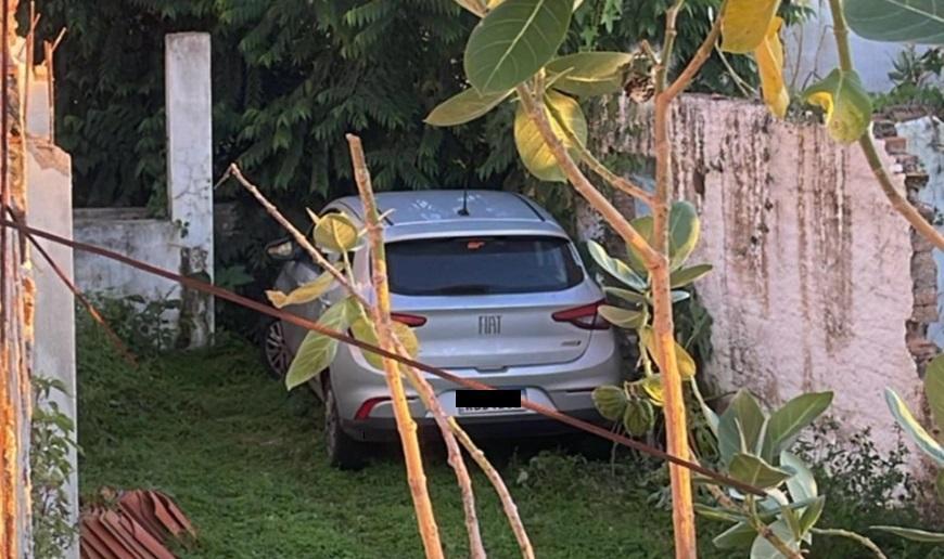 O carro foi recuperado em uma residência desocupada na zona Norte de Teresina