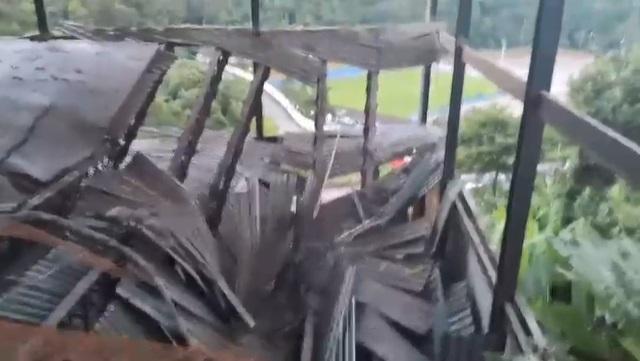 Laje de um galpão desabou em Cotia, na região metropolitana de São Paulo