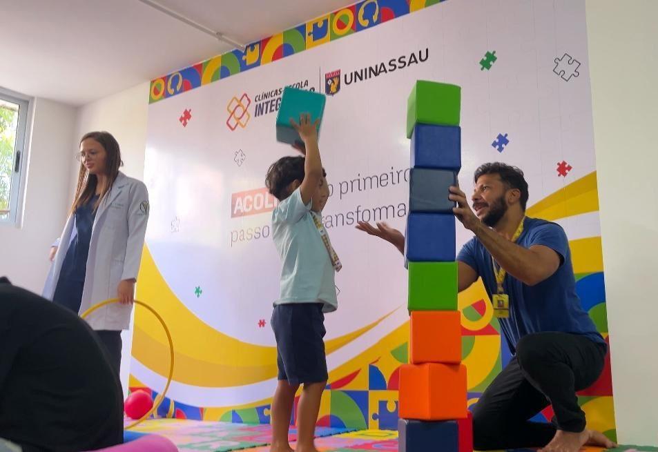Pessoas autistas e mães de crianças neurodivergentes poderão ingressar no ensino superior de forma gratuita