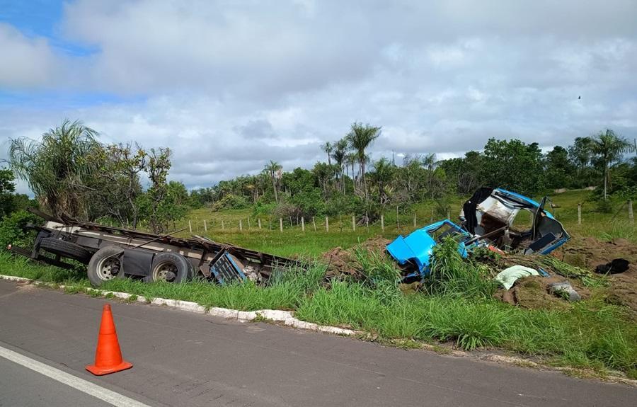 O caminhão desceu o aterro e colidiu de frente com um barranco