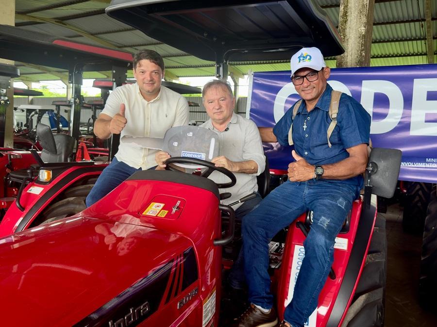 Merlong entregou tratores e implementos agrícolas a prefeituras e entidades voltadas à agricultura familiar