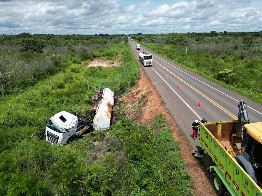 Após a carreta que carregava óleo tombar, o solo foi contaminado e foi necessário realizar a raspagem do terreno