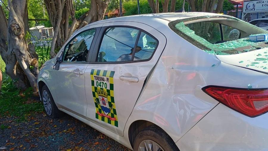 Veículo do taxista ficou bastante avariado