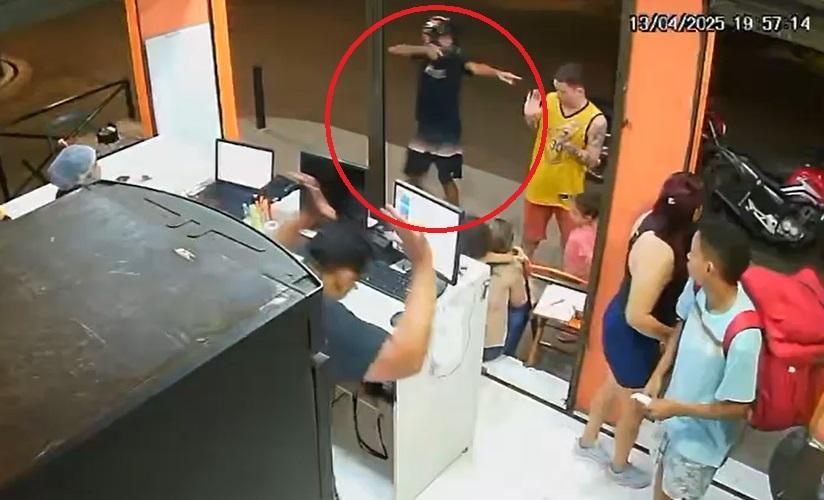 O crime foi praticado na frente de duas crianças que estavam na hamburgueria