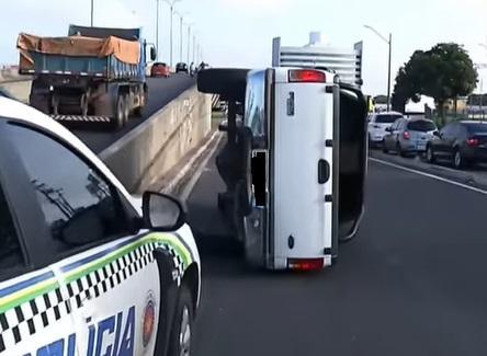 Motorista disse que foi fechado por um ônibus e acabou tombando o veículo