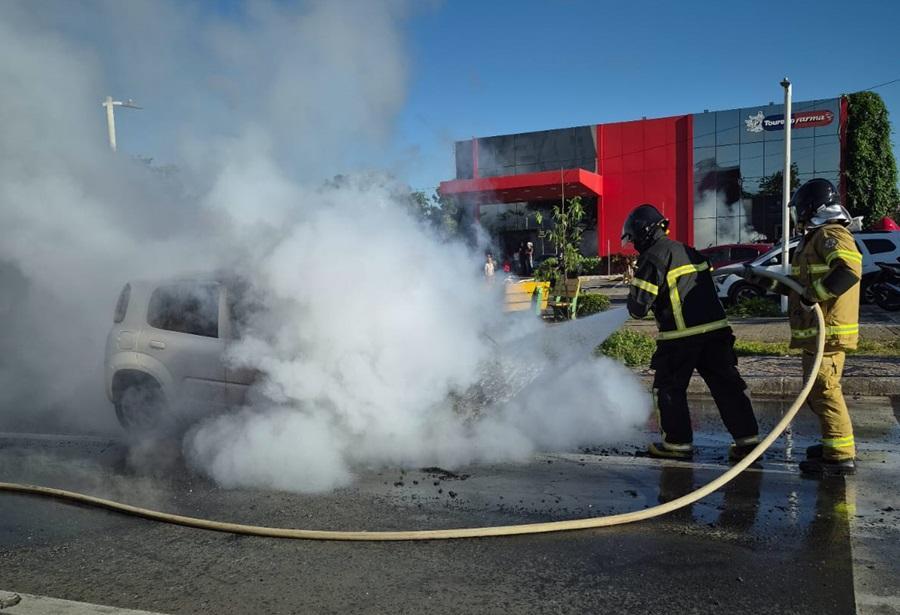 Fiat Uno teve perda total após pegar fogo na avenida Frei Serafim