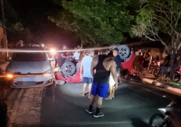 Jovem colide com carro estacionado, capota e morre no hospital