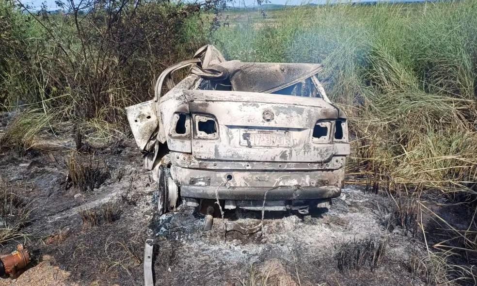O carro pego fogo e as vítimas não conseguiram sair a tempo