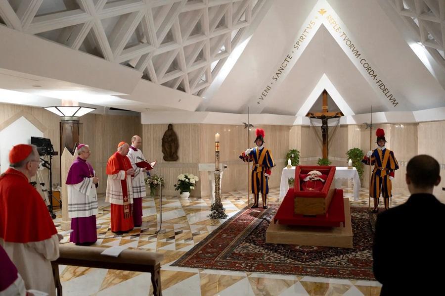 O corpo do Papa é colocado em um caixão aberto durante o rito de declaração de morte na residência de Santa Marta, no Vaticano
