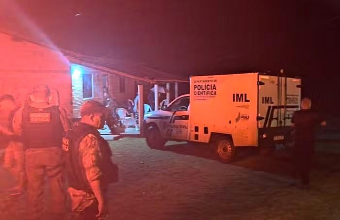 O corpo da vítima foi removido por uma equipe do IML