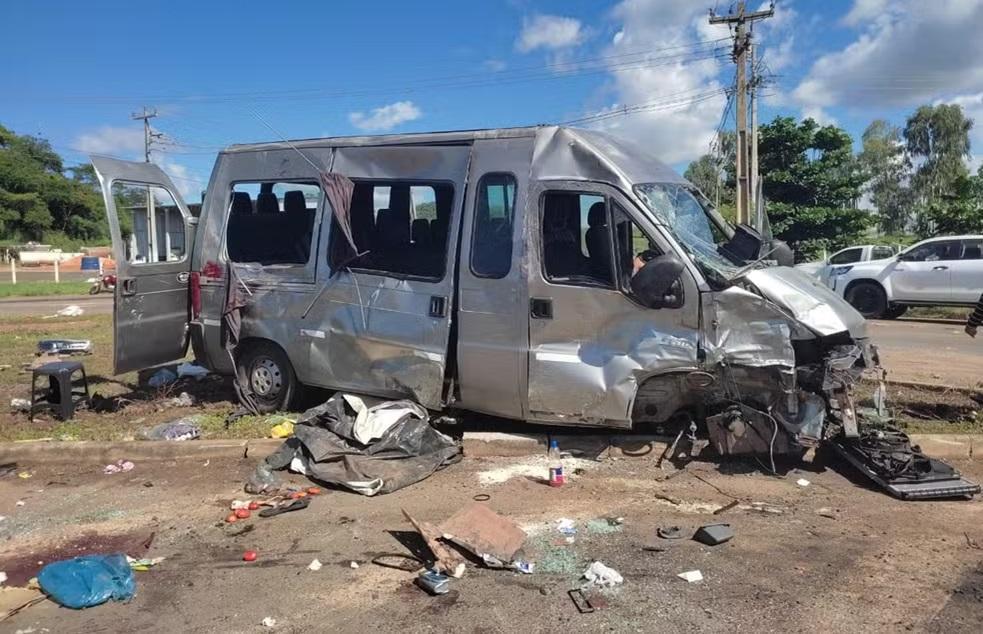 A van foi atingida por uma caminhonete em alta velocidade