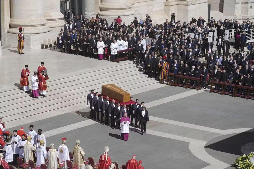 O caixão do Papa Francisco sendo levado para a Praça de São Pedro para seu funeral, no Vaticano