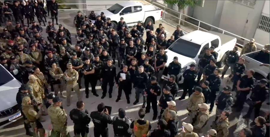 Mais de 120 policiais civis e militares integram a ação