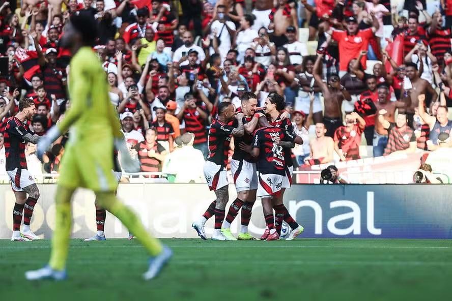 Pedro comemora com jogadores do Flamengo