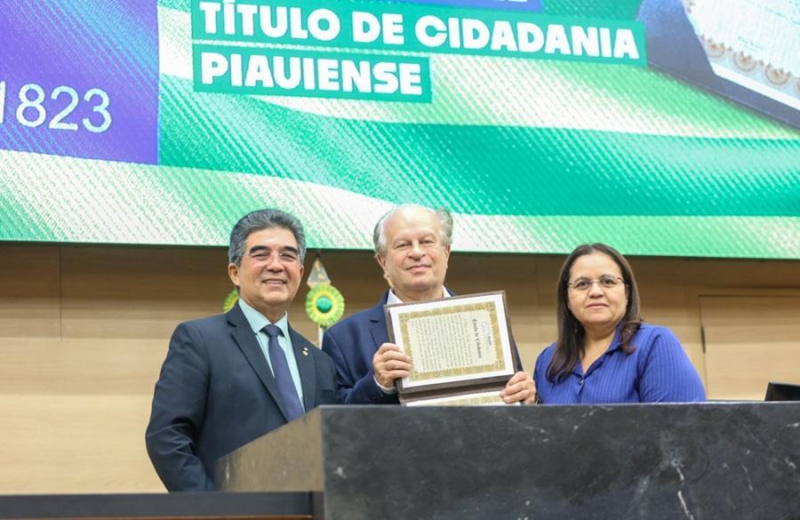Ex-ministro da Educação, Renato Janine Ribeiro, recebe título de cidadania piauiense