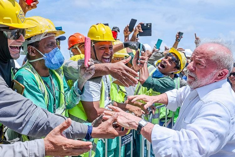 Lula cumprimenta trabalhadores