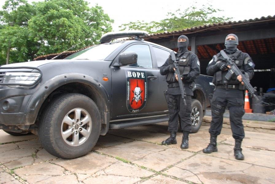O Batalhão de Operações Policiais Especiais  (BOPE) atua em situações de alto risco