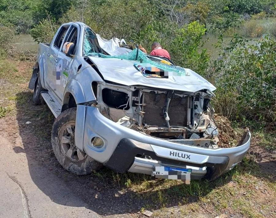 A picape ocupada pelas vítimas ficou bastante destruída