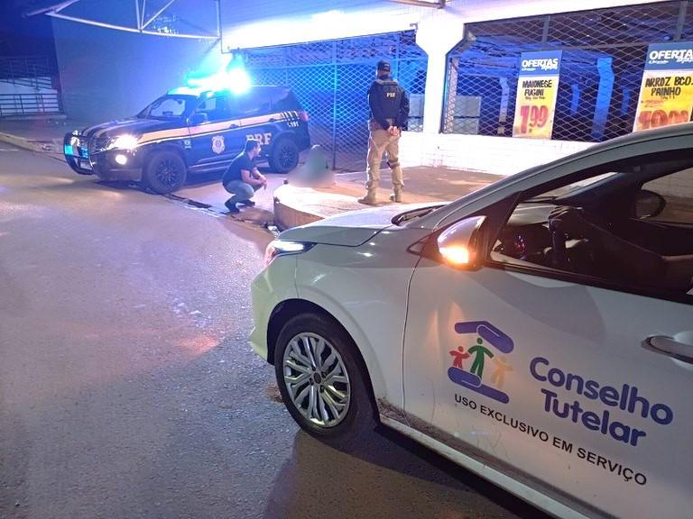 A criança foi encontrada por uma equipe da PRF, que acionou o Conselho Tutelar
