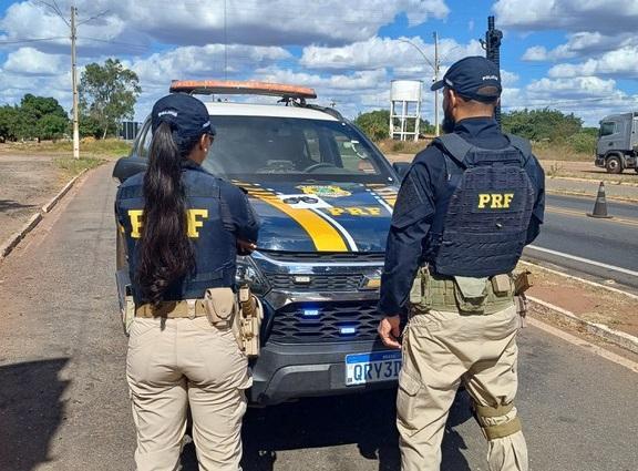 Agentes da PRF durante fiscalização de rotina