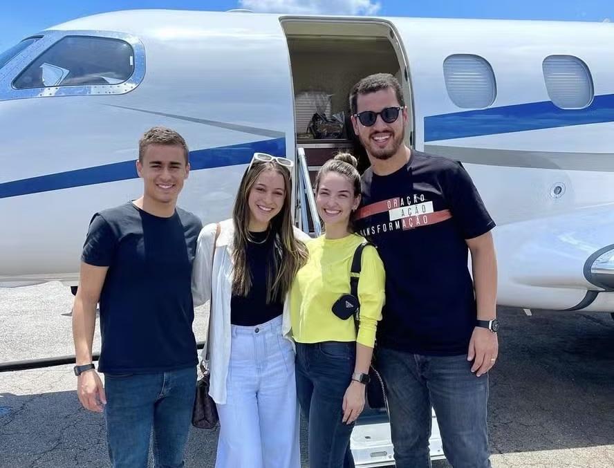 Nikolas apareceu em uma foto diante do jato Embraer 505 Phenom 300 ao lado do pastor, da esposa dele, Mariel, e da influenciadora cristã Jey Reis