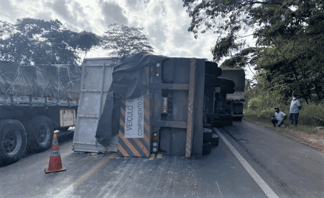 Caminhão carregado com milho tomba em Altos
