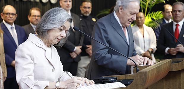 A ministra Cármen Lúcia e o ministro Ricardo Lewandowsk assinam a portaria conjunta