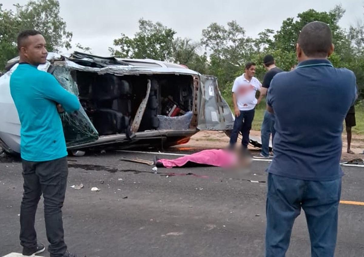 O carro ficou completamente destruído e uma passageira morreu ao ser sacada do veículo