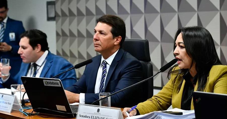 Relatora da CPMI, senadora Eliziane Gama, apresenta o relatório ao lado do presidente do colegiado, deputado Arthur Maia