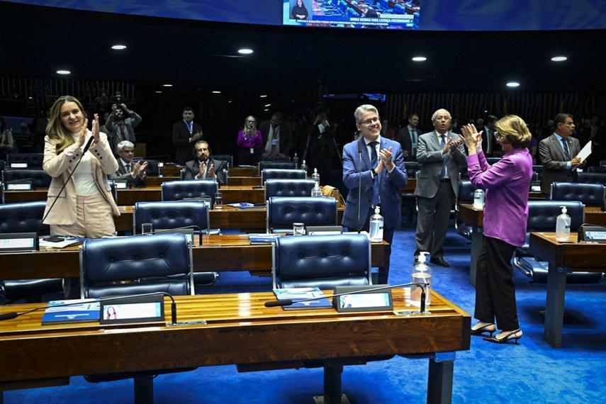 Senadores aplaudem no Plenário a aprovação do aumento gradual da licença-paternidade