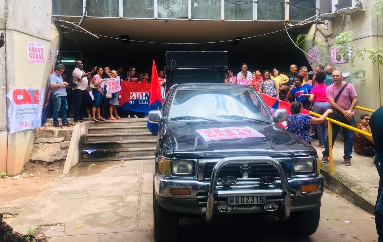 Professores manifestam na frente da Seduc