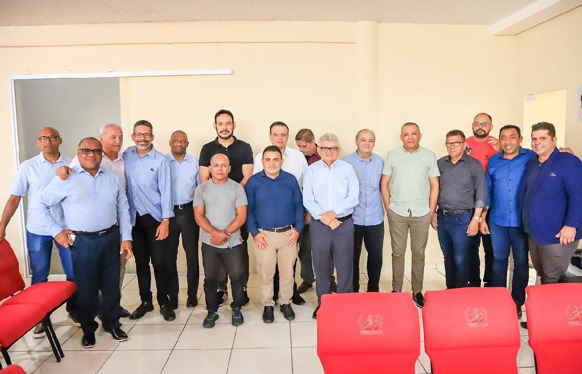 Sílvio Mendes, pré-candidato a prefeito, e grupo de lideranças evangélicas