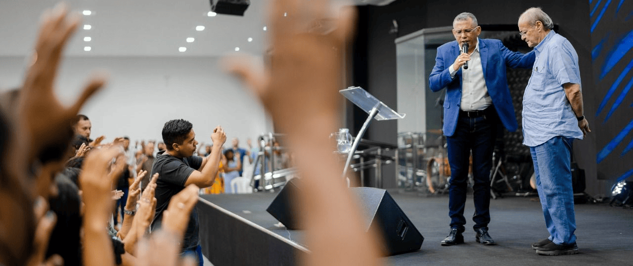 Sílvio Mendes participa de culto evangélico