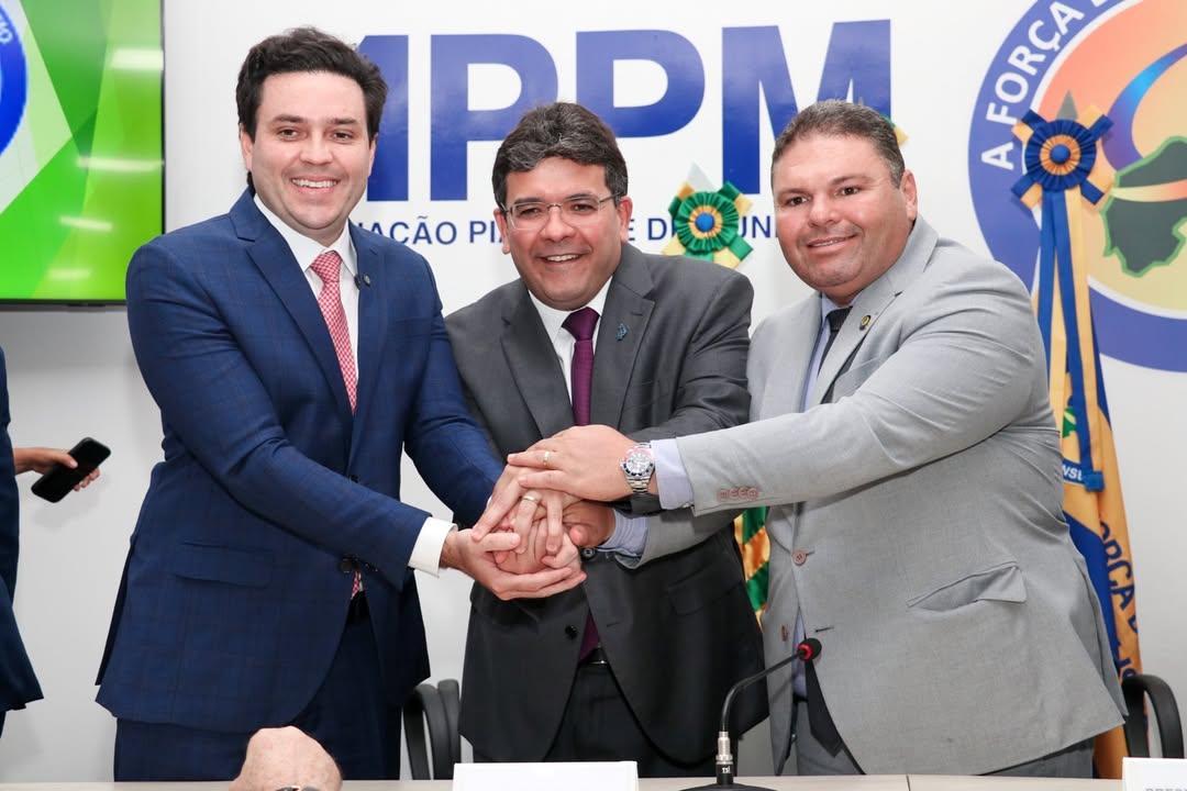 Governador Rafael Fonteles prestigia posse do novo presidente da APPM, Pompílio Evaristo. O prefeito Admaelton Bezerra pediu licença do cargo