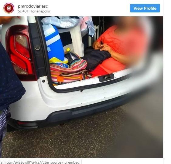 Sogra transportada no porta-malas