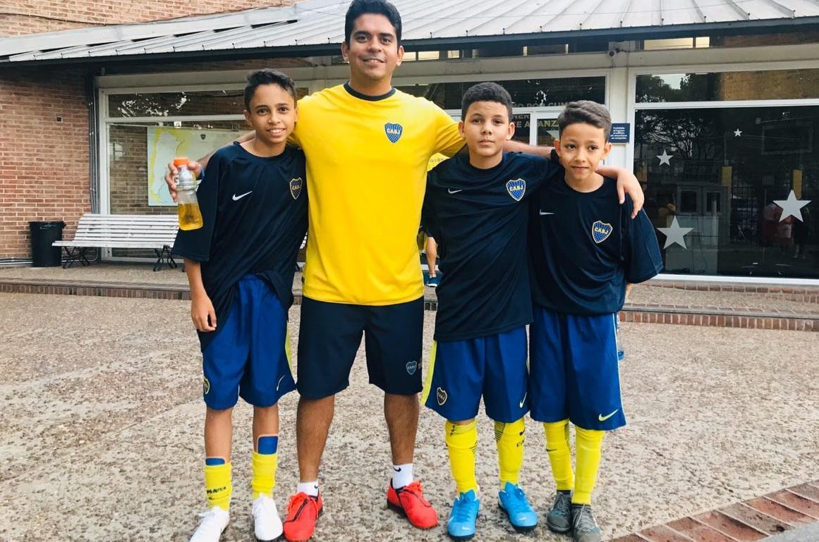 Os atletas Egilo Rodrigues Segundo, Enzo Viana e Vítor Mateus do Nascimento ao lado do Thiago Pereira, diretor das unidades da Escola do Boca no Piauí