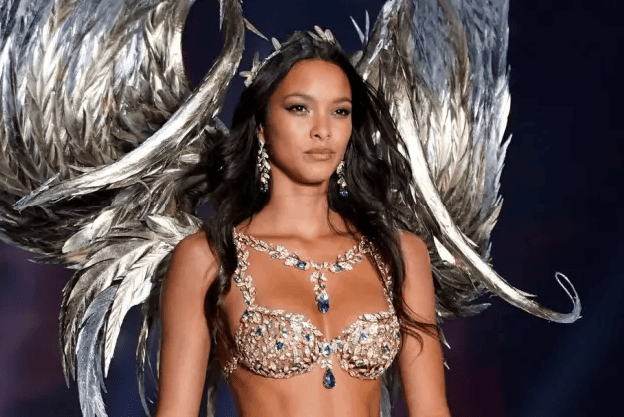 Lais Ribeiro, uma das estrelas da agência Joy, desfilando para a Victoria's Secret em novembro do ano passado, em Xangai