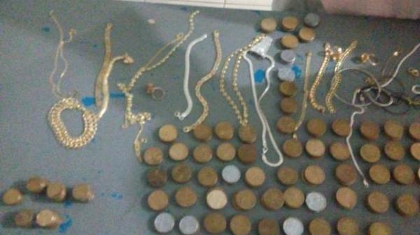 Mais de R$ 500 reais foram encontrados dentro da sacola