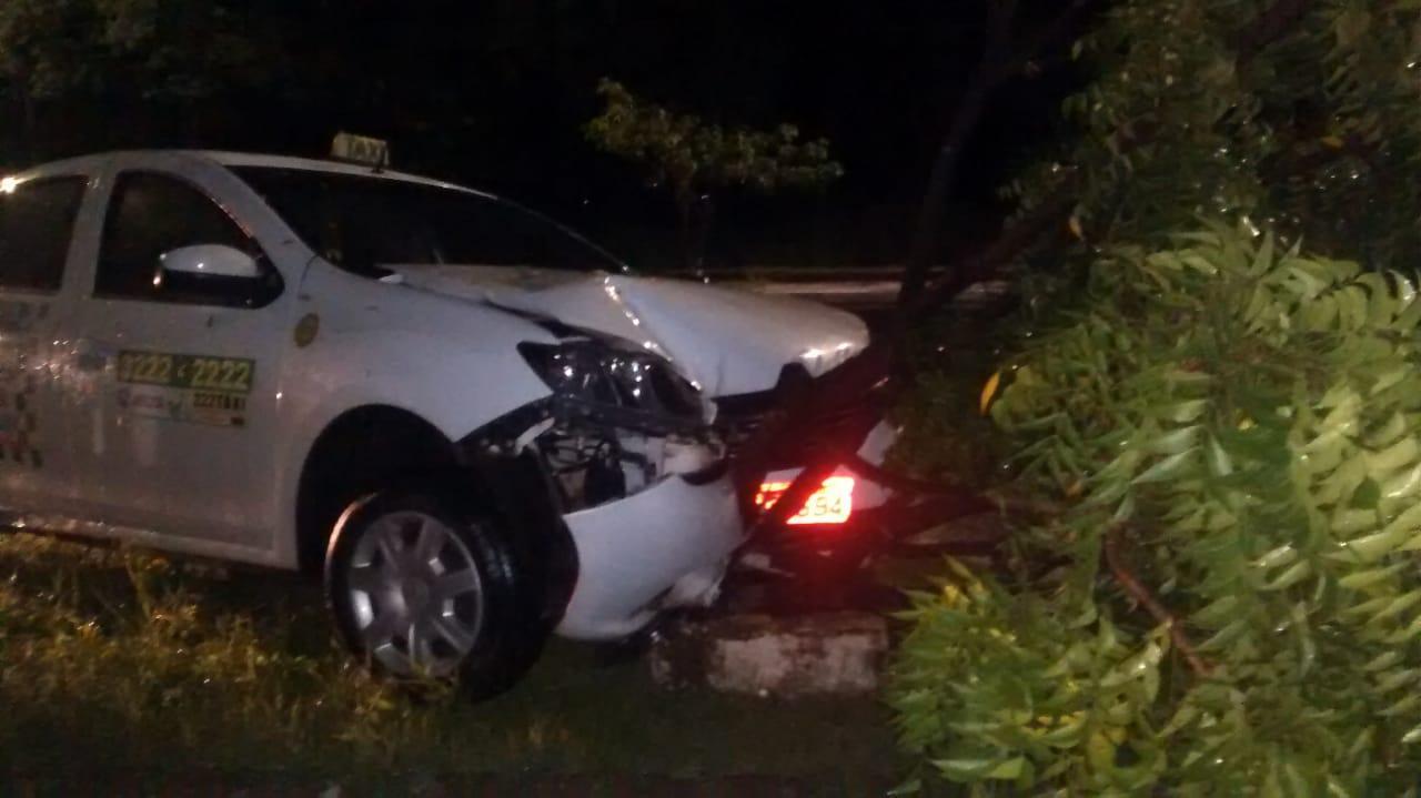 Taxista colide carro após ser esfaqueado em Teresina